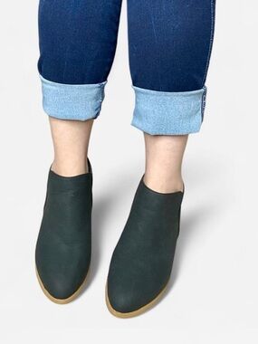 Women’s Black Zipper Ankle Boots